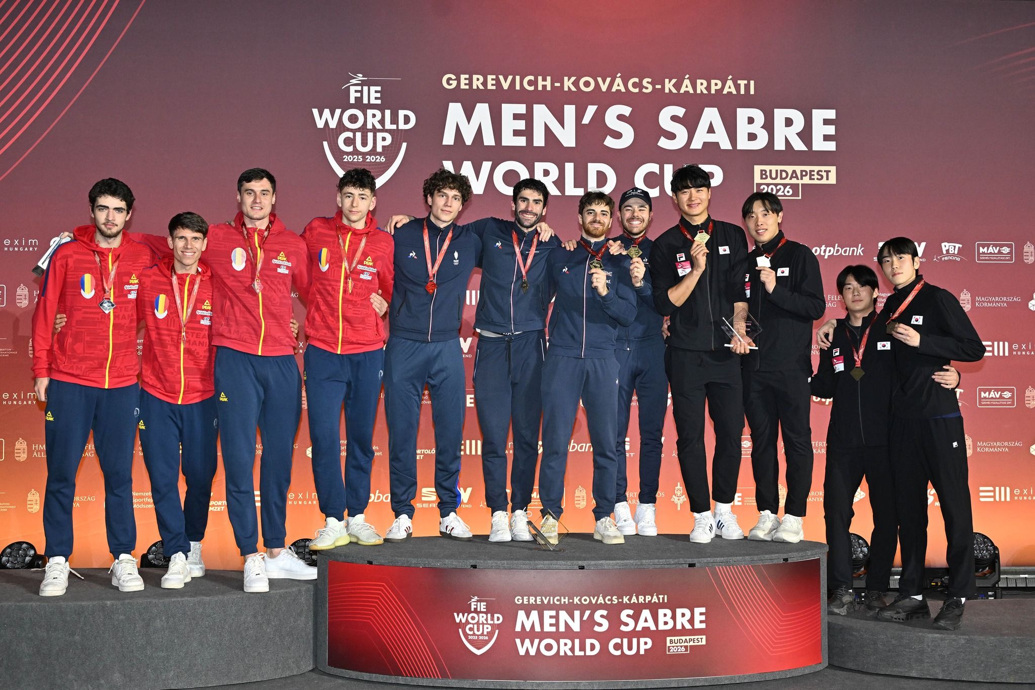 https://www.cosr.ro/img/2632e9b8-d191-48c5-a893-050ed3d422f3/scrima-ag-cupa-mondiala-2026-echipa-podium-fb-scrima.jpg?fm=jpg&q=80&fit=max&crop=2048%2C1365%2C0%2C0