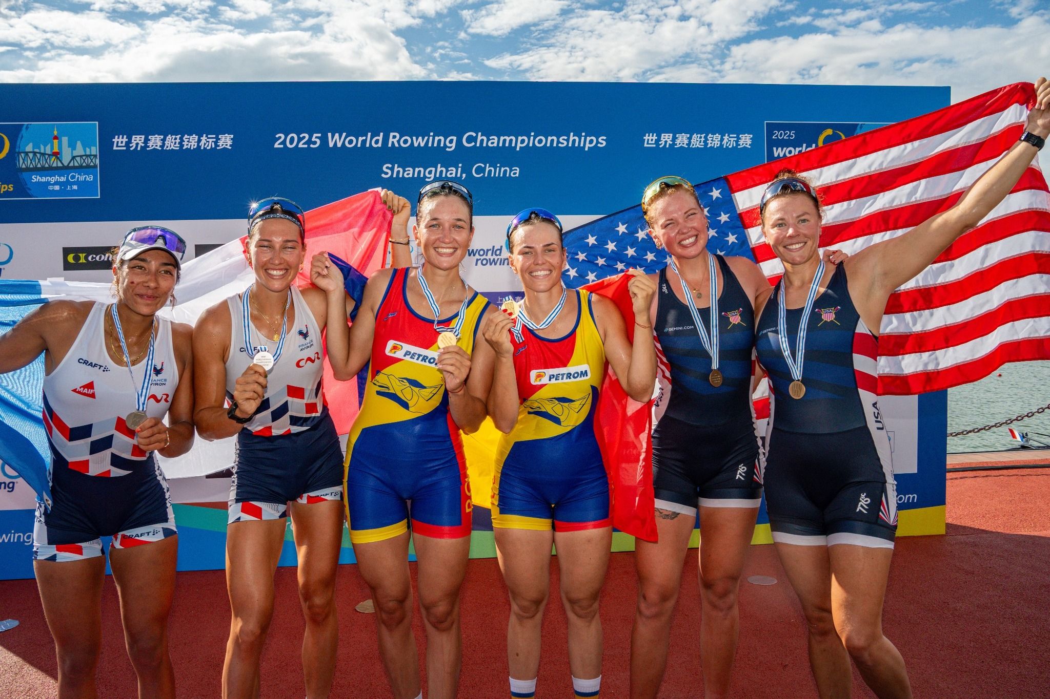 https://www.cosr.ro/img/2837fbc6-d39a-4aa6-ba0c-62102b5882bd/canotaj-w2-aur-radi-rusu-cm-2025-podium-steaguri.jpg?fm=jpg&q=80&fit=max&crop=2048%2C1365%2C0%2C0