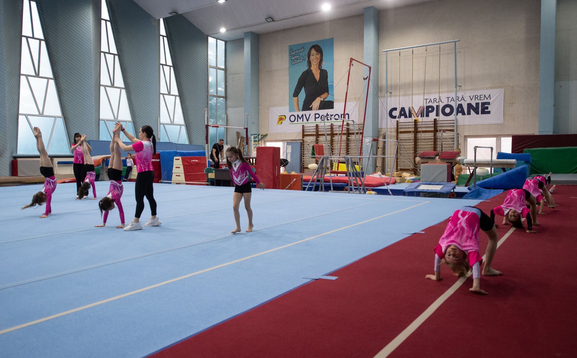 https://www.cosr.ro/img/45ea5592-ac4b-4c8f-a530-b54fd8b48af3/onesti-sala-gimn-nadia-debutante-mici2.jpg?fm=jpg&q=80&fit=max&crop=2000%2C1243%2C0%2C0