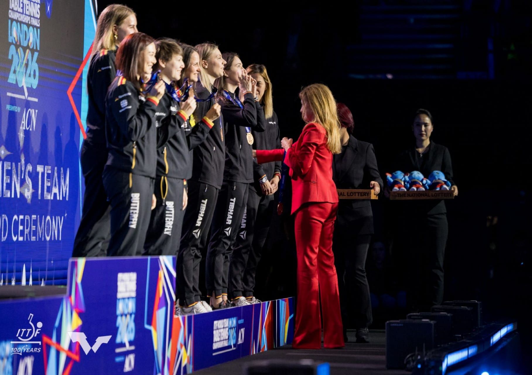 https://www.cosr.ro/img/4d0f6c47-8aa4-4153-a590-51f3de78f28d/cm-tenis-masa-2026-echipa-fete-medalii-betty-foto-ittf.jpg?fm=jpg&q=80&fit=max&crop=1817%2C1280%2C0%2C0