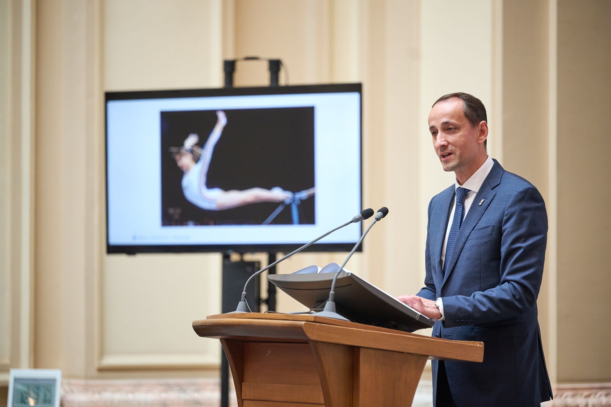 https://www.cosr.ro/img/5b0299dd-3e8a-484b-8748-ca241899456b/rkz-9332.jpg?fm=jpg&q=80&fit=max&crop=2000%2C1333%2C0%2C0