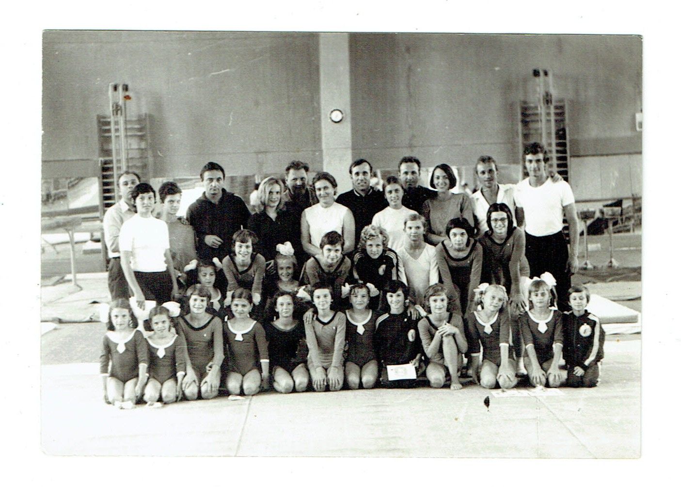 https://www.cosr.ro/img/5b0e2d37-81c6-426f-892f-d5688e68098b/nadia-copil-sala-antrenamente-onesti-grup.jpg?fm=jpg&q=80&fit=max&crop=1405%2C1004%2C0%2C0