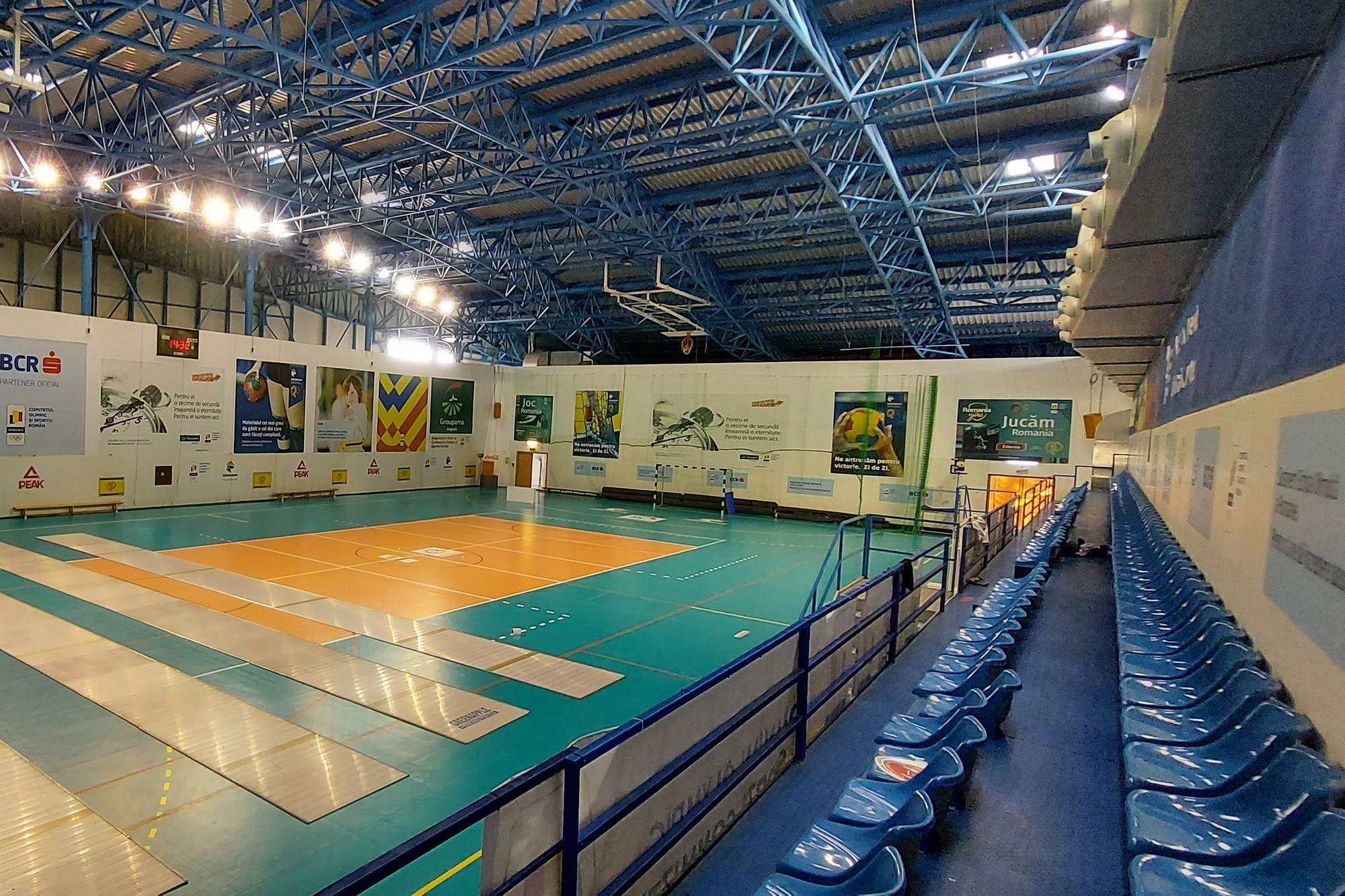 03polivalentatribunet3 2000