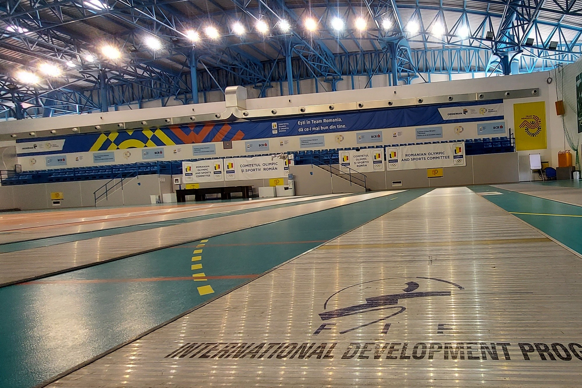 05polivalentatribune2 2000