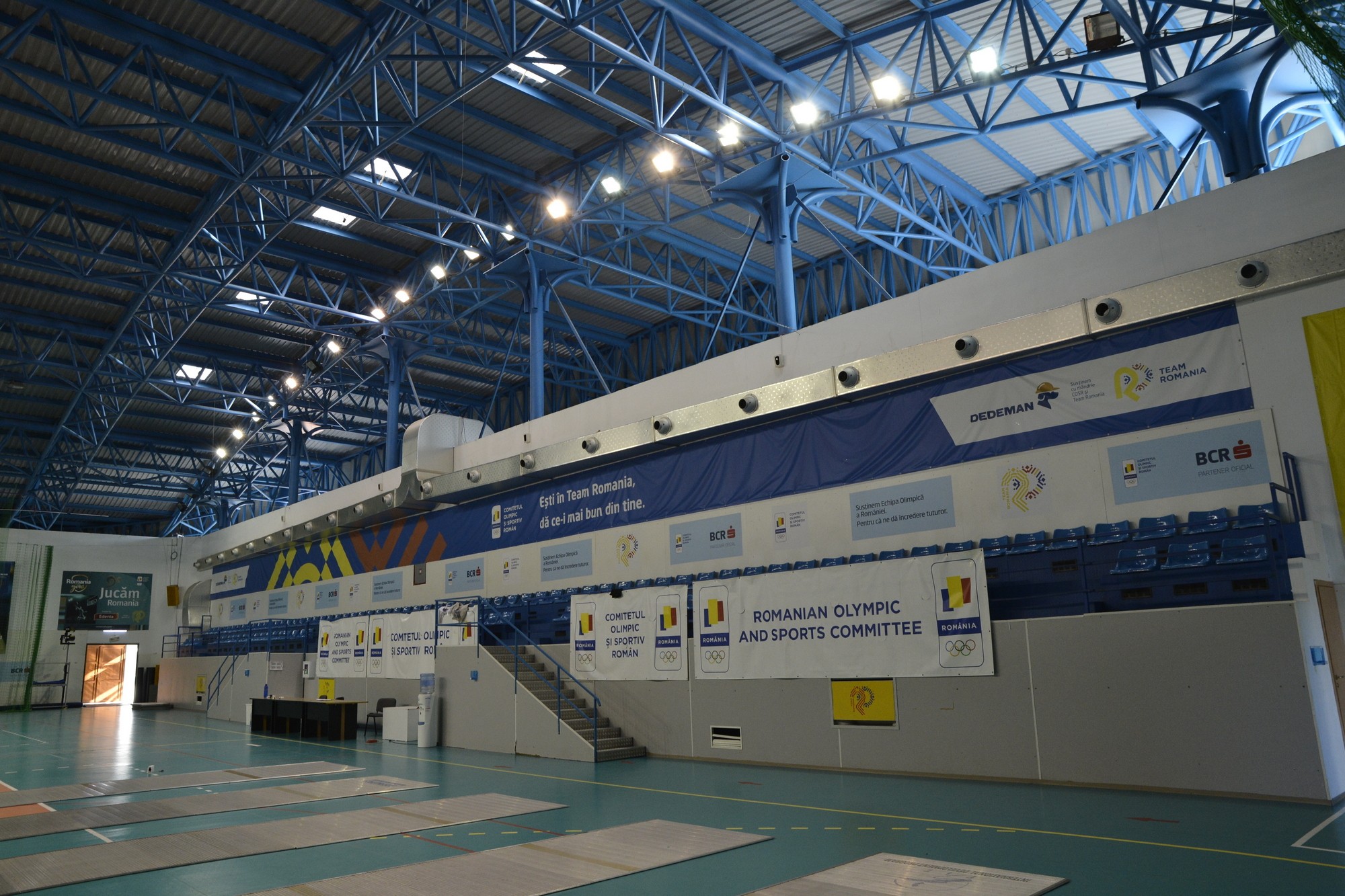 06polivalentatribunet 2000