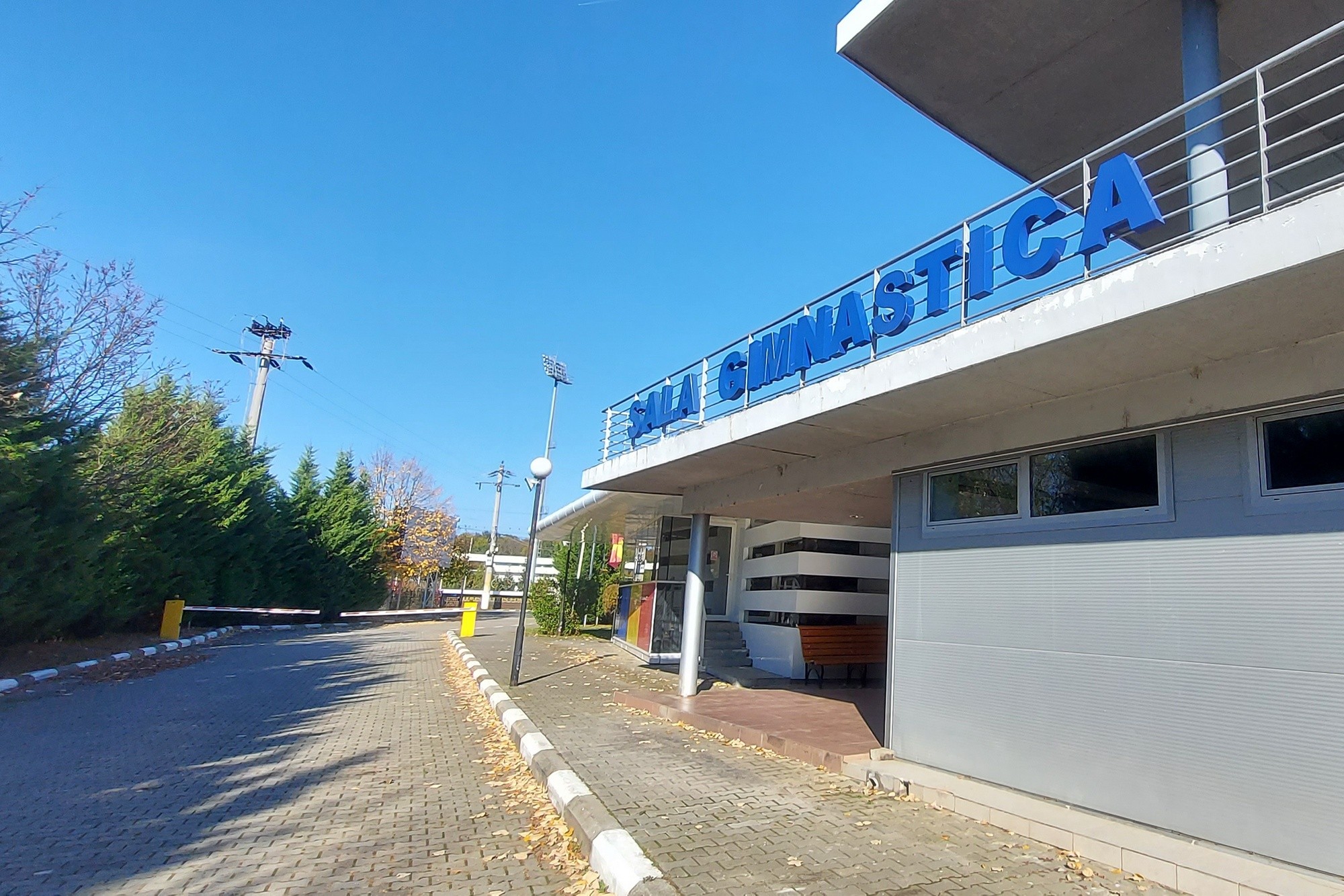 01salagimnexterior 2000