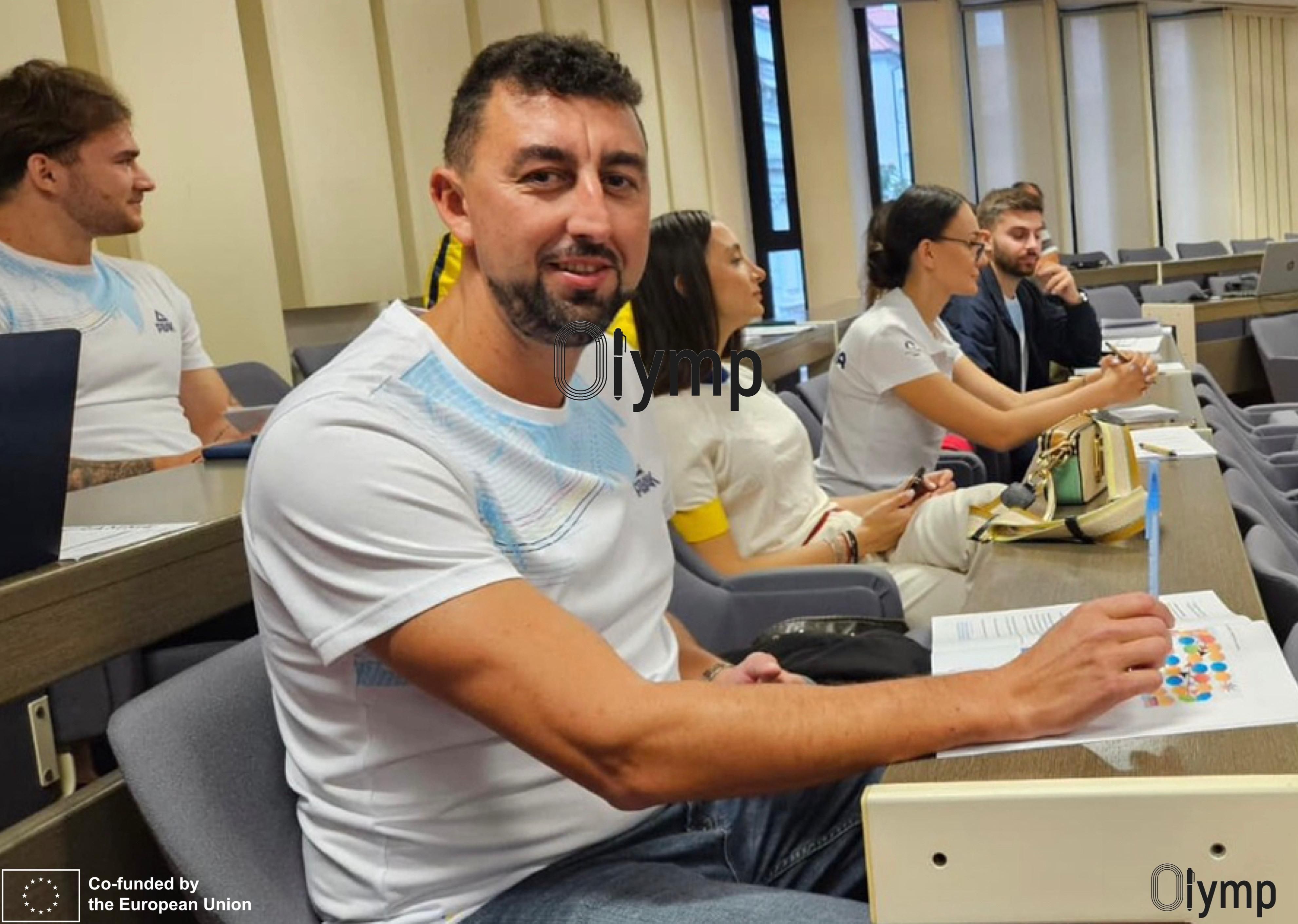 https://www.cosr.ro/img/8c1334fa-400d-4cc1-87c4-40a662ed8697/donisan-alfabetizare-sportivi-maribor-2025.jpg?fm=jpg&q=80&fit=max&crop=3962%2C2821%2C0%2C0