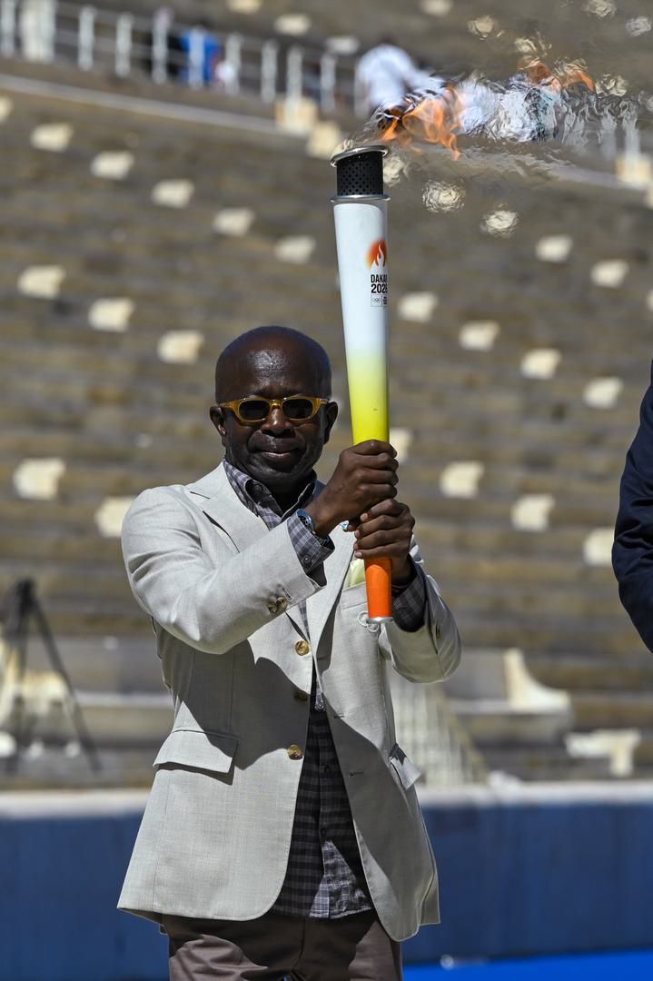 https://www.cosr.ro/img/a08a7806-8d2d-48e9-9b97-69126b78399f/ceremonie-flacara-jotdakar2026-cio-pres-co-dakar2026-2.jpeg?fm=jpg&q=80&fit=max&crop=719%2C1080%2C0%2C0