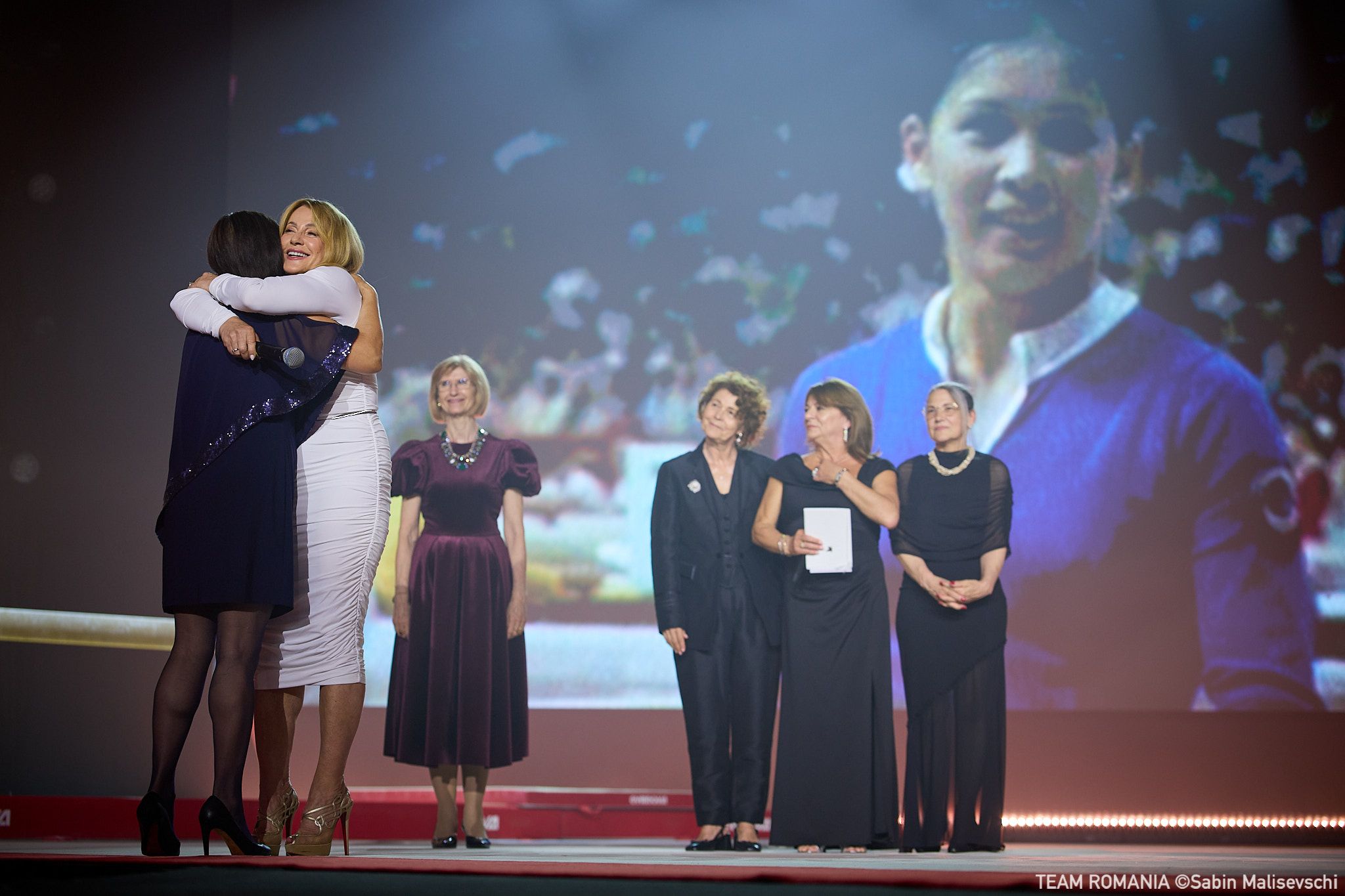 https://www.cosr.ro/img/a7704489-76b4-4181-87c0-abddc0257d1e/gala-nadia-29-may-358.jpg?fm=jpg&q=80&fit=max&crop=2048%2C1365%2C0%2C0