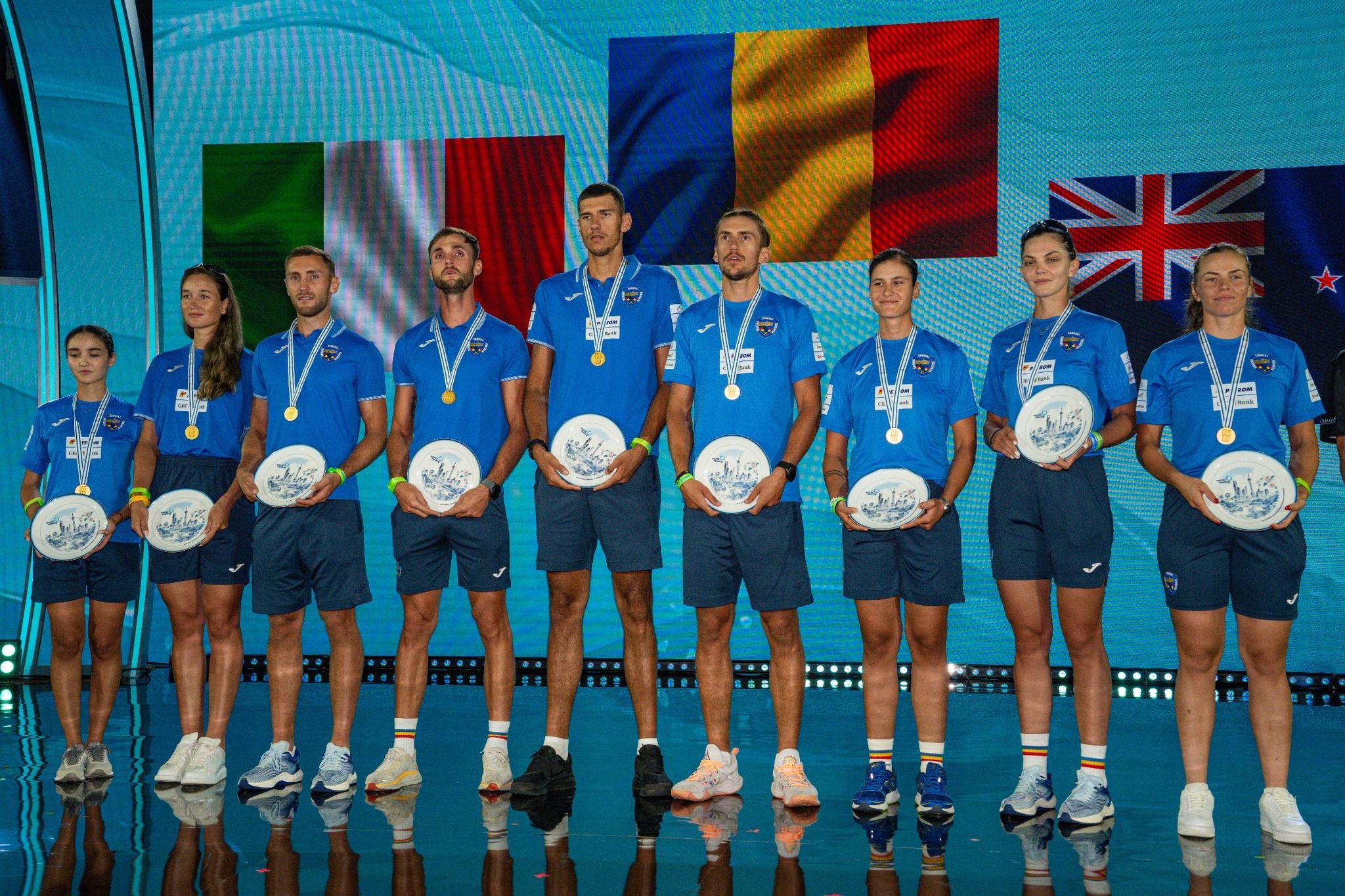 https://www.cosr.ro/img/acedc0a7-e2d1-44fd-9a2b-c59391238866/canotaj-8-1-mixt-aur-cm-2025-podium1.jpg?fm=jpg&q=80&fit=max&crop=2048%2C1365%2C0%2C0