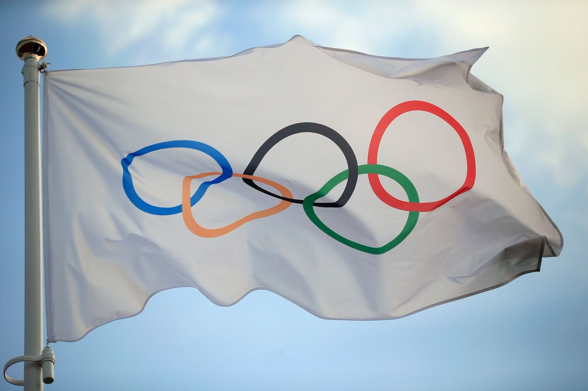 https://www.cosr.ro/img/c50b1950-1af0-4874-86f3-10acbb888946/steag-drapel-olimpic.jpeg?fm=jpg&q=80&fit=max&crop=2048%2C1365%2C0%2C0