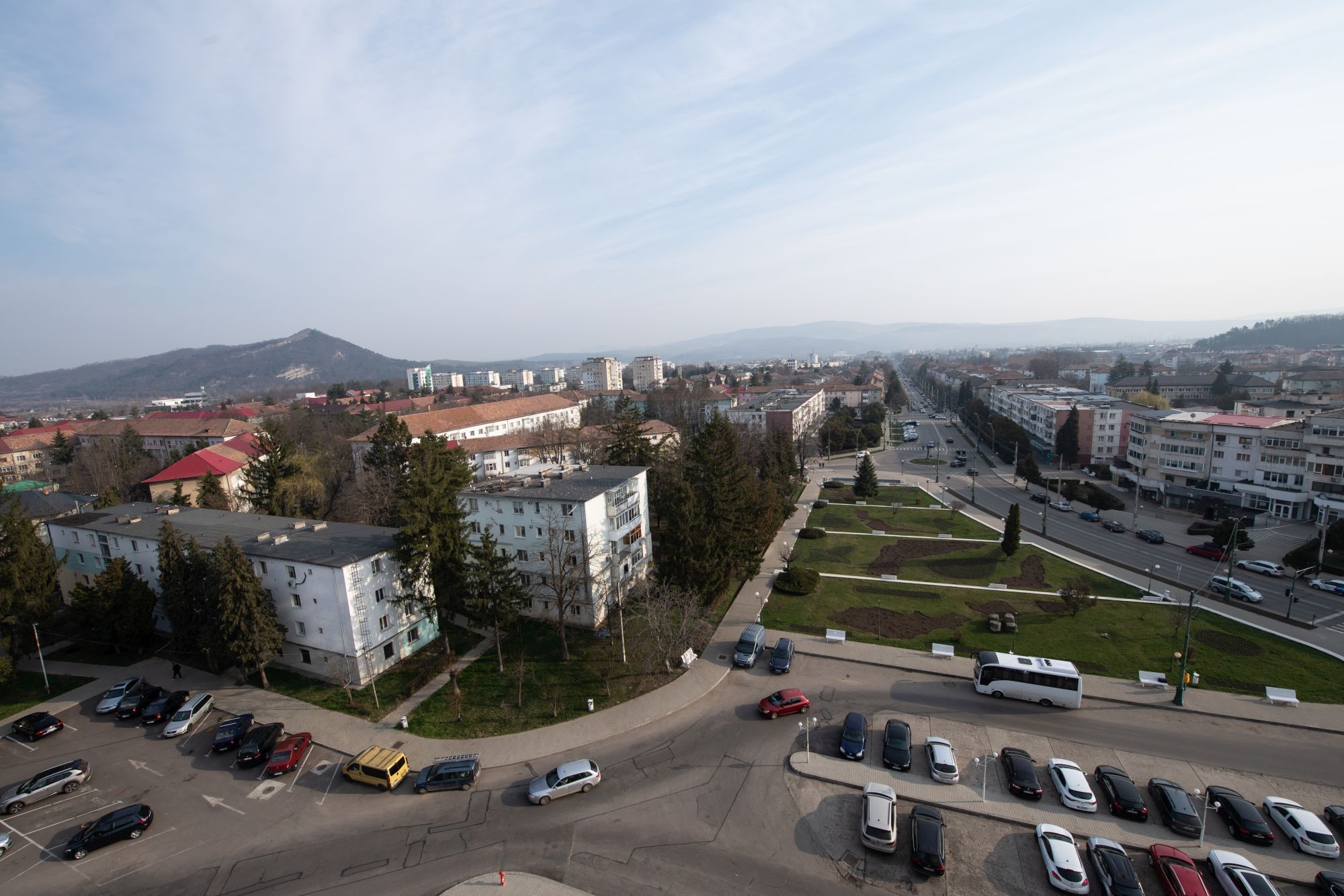 https://www.cosr.ro/img/c6fa42d1-fc97-4f08-90e7-6296ac9e5428/onesti-centru-strazi.jpg?fm=jpg&q=80&fit=max&crop=2000%2C1333%2C0%2C0