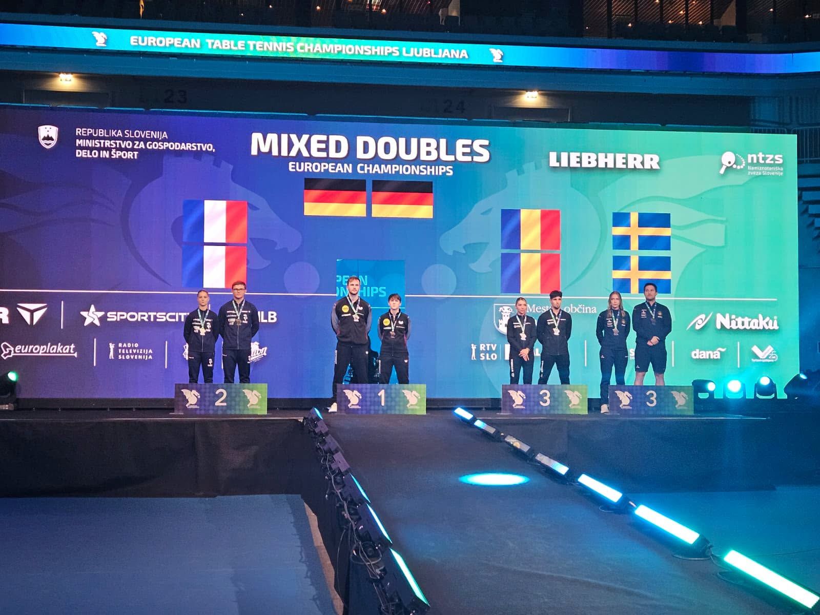 https://www.cosr.ro/img/d1524c7d-d64c-4a73-8c5c-ba6632025f9e/ce-tenis-masa-seniori-2026-bernadette-edi-bronz-podium.jpeg?fm=jpg&q=80&fit=max&crop=1600%2C1200%2C0%2C0