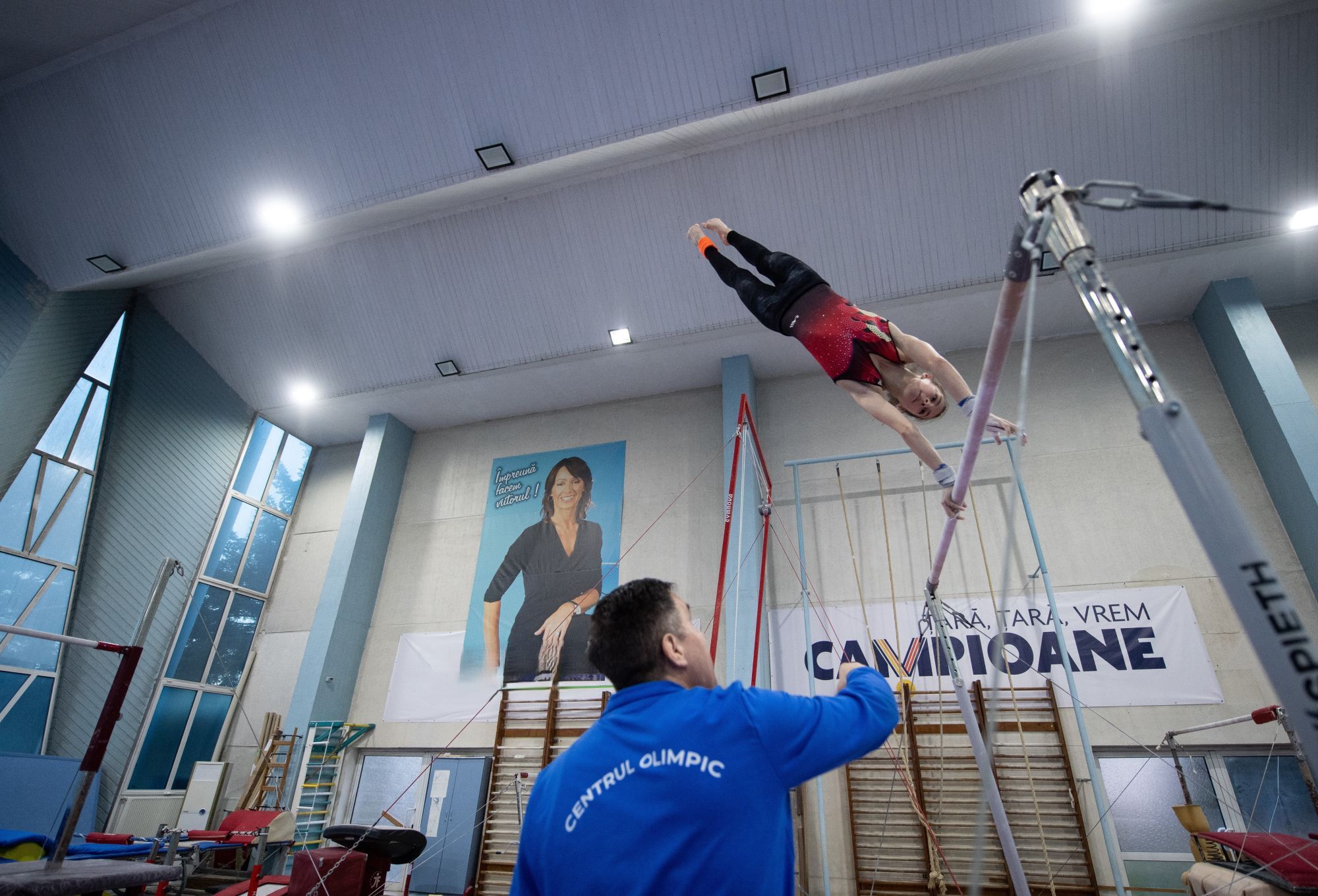 https://www.cosr.ro/img/d9255605-7406-4351-8983-9370d6cc49f9/antrenament-gim-cnopj-sub-privirile-nadiei-in-sala-nadiei-fara-petrom.jpg?fm=jpg&q=80&fit=max&crop=2000%2C1361%2C0%2C0