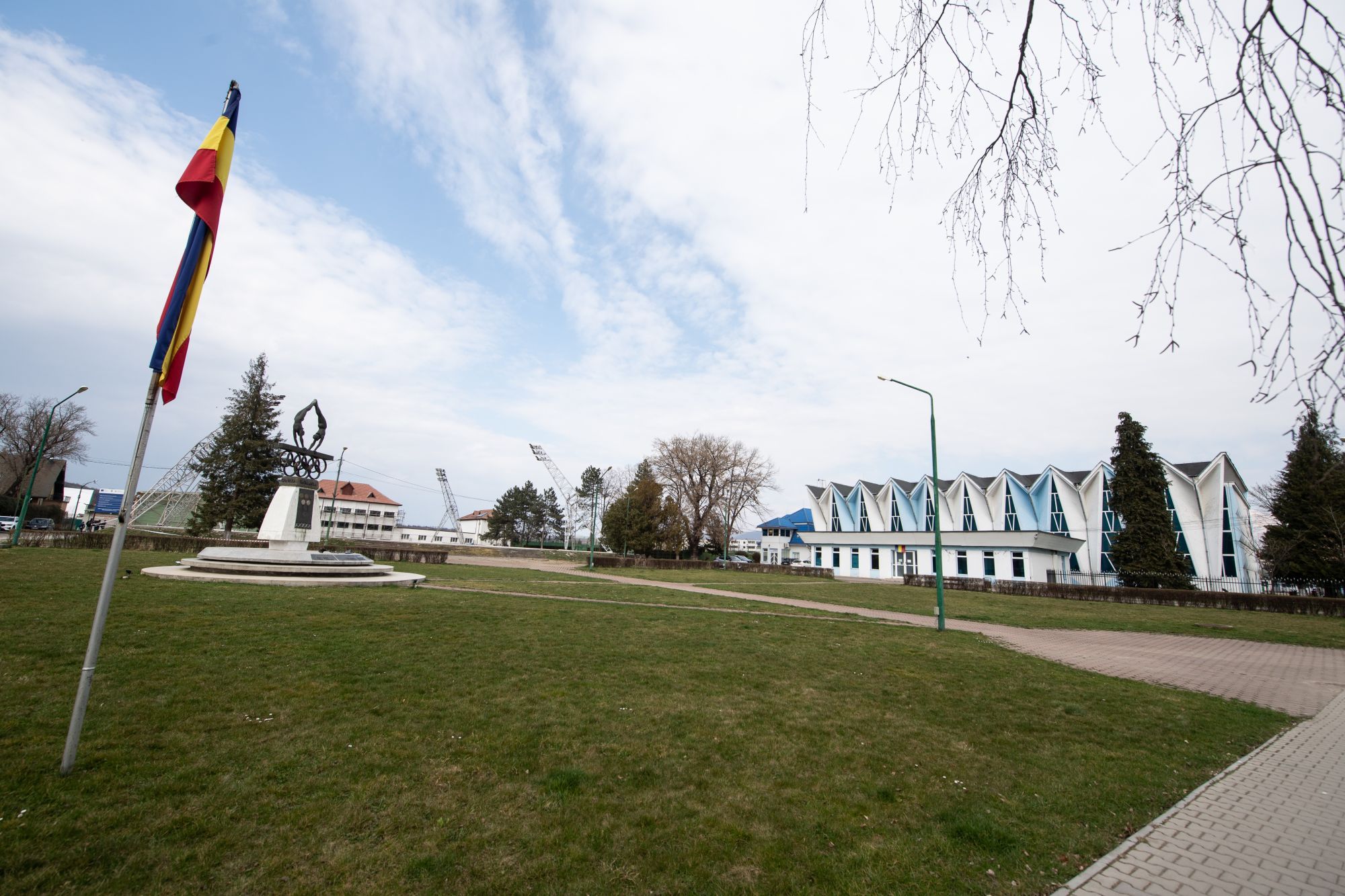https://www.cosr.ro/img/d9255605-7406-4351-8983-9370d6cc49f9/sala-onesti-monument-stadion.jpg?fm=jpg&q=80&fit=max&crop=2000%2C1333%2C0%2C0