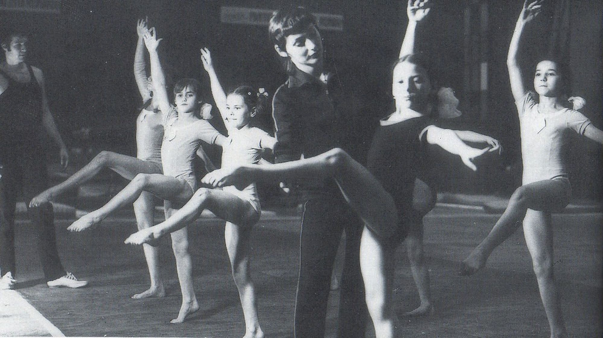 https://www.cosr.ro/img/d9255605-7406-4351-8983-9370d6cc49f9/young-nadia-training-with-marta.jpg?fm=jpg&q=80&fit=max&crop=2000%2C1122%2C0%2C0