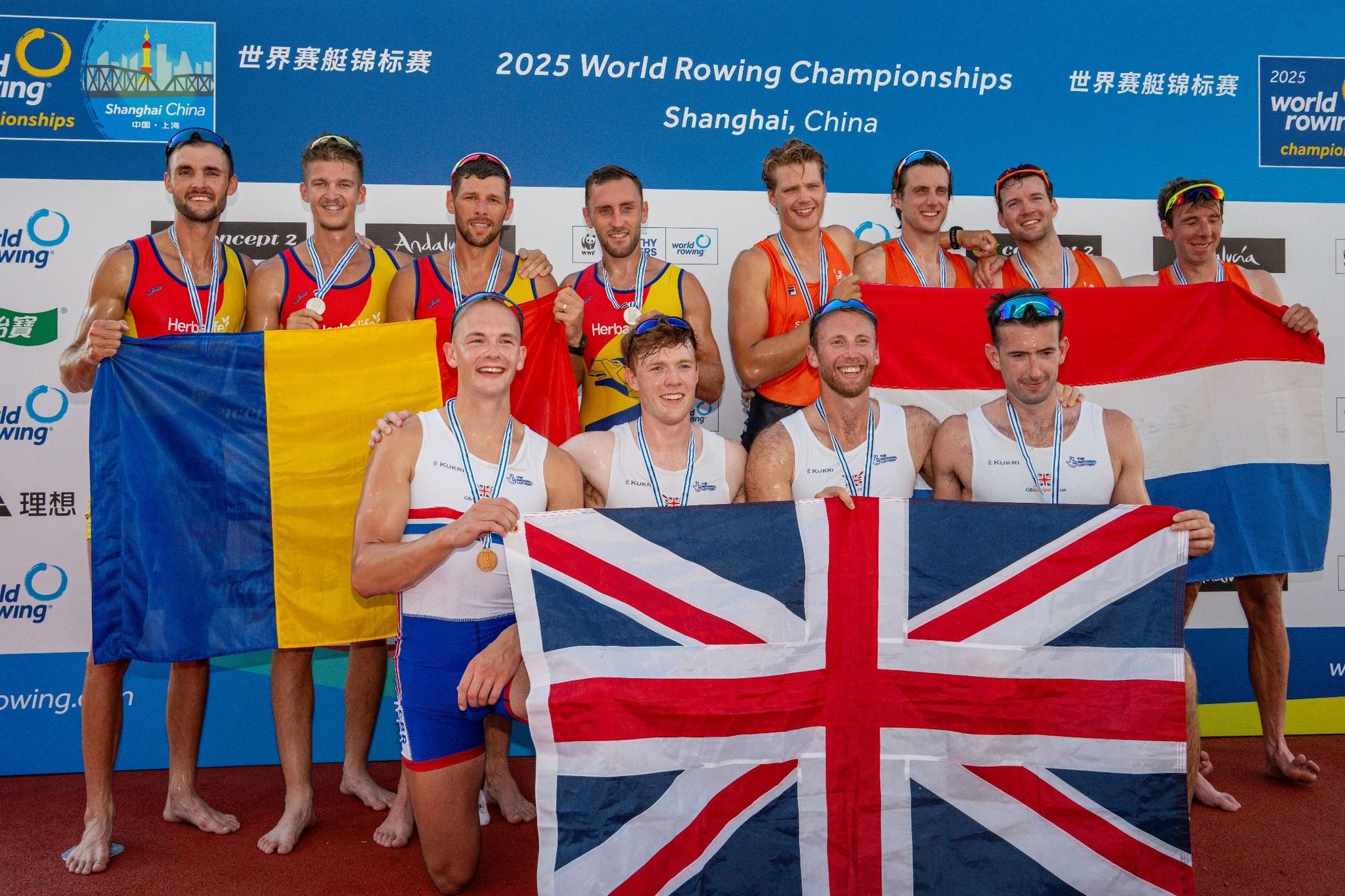 https://www.cosr.ro/img/f952b642-0acc-4a9b-810d-bceaf42d2602/canotaj-m4-argint-cm-2025-medalii-steag-podium.jpg?fm=jpg&q=80&fit=max&crop=2048%2C1365%2C0%2C0