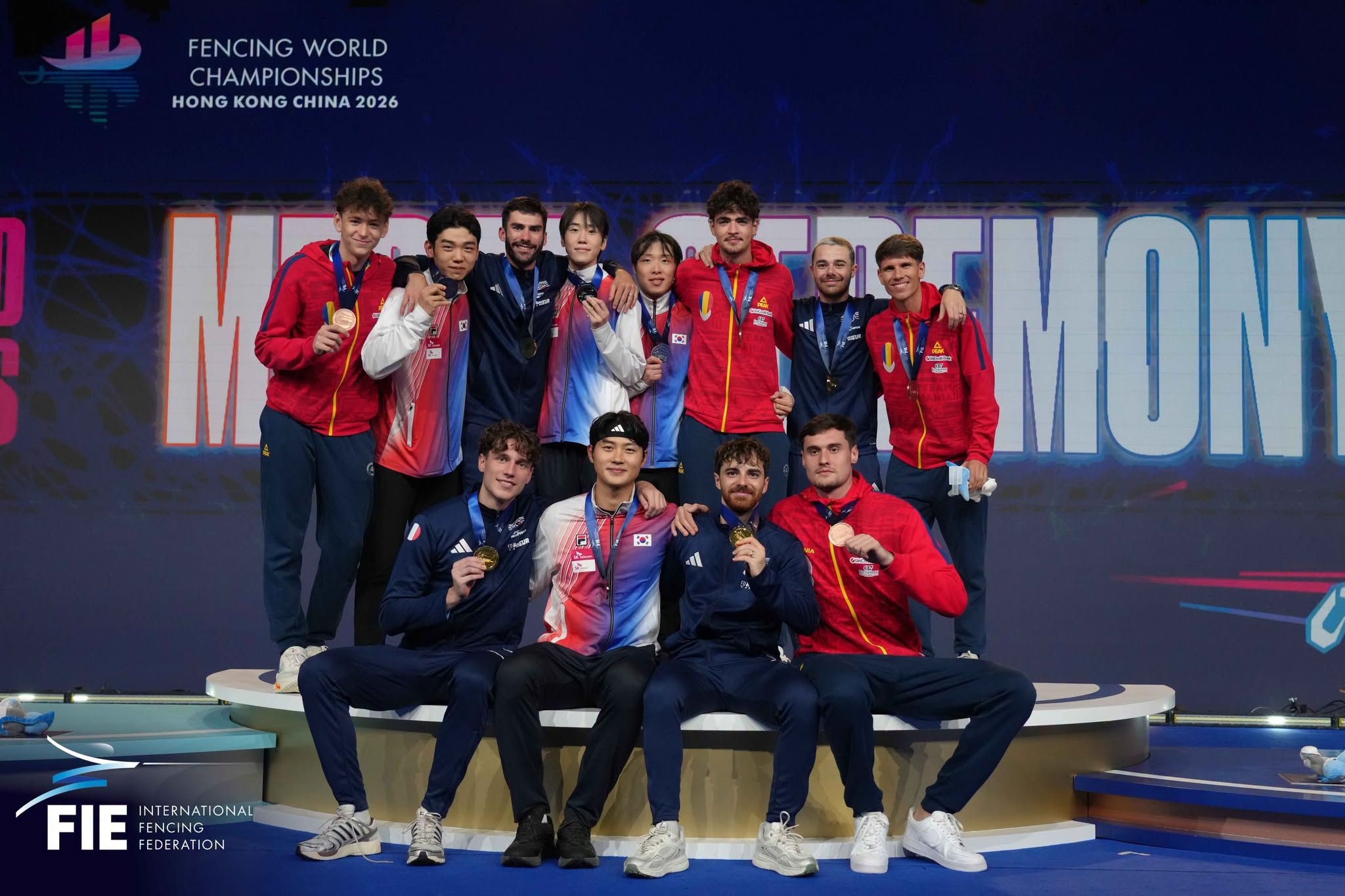 https://www.cosr.ro/img/fd54d8a9-b0c2-4d4f-8ffd-298a68e545d6/cm-scrima-2026bz-echipa-podium.jpeg?fm=jpg&q=80&fit=max&crop=2048%2C1365%2C0%2C0